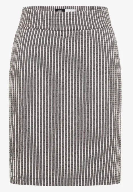 Knielanger Jogg Skirt in Seersucker-Qualität brown cacao Knielanger, eng anliegender Rock mit feinem Schwarz-Weiß-Streifenmuster und hohem Bund.