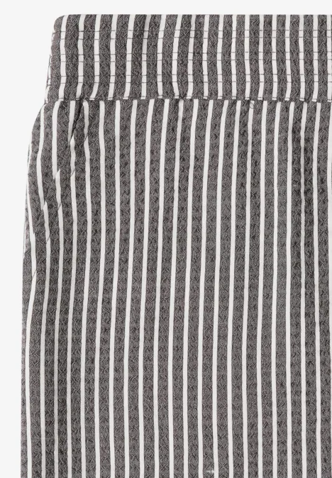 Knielanger Jogg Skirt in Seersucker-Qualität brown cacao Schwarz-weiß vertikal gestreifte Stoffhose mit elastischem Bund.