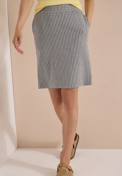 Knielanger Jogg Skirt in Seersucker-Qualität brown cacao Modisches Outfit: Grauer knielanger Rock mit weißen Streifen, kombiniert mit gelben Ballerinas.