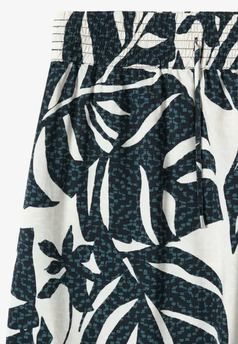 Maxi-Rock mit sommerlichem Blättermuster palm breeze green Weißer Rock mit elastischem Bund und dunkelblauem Blattmuster mit kleinen türkisfarbenen Punkten.