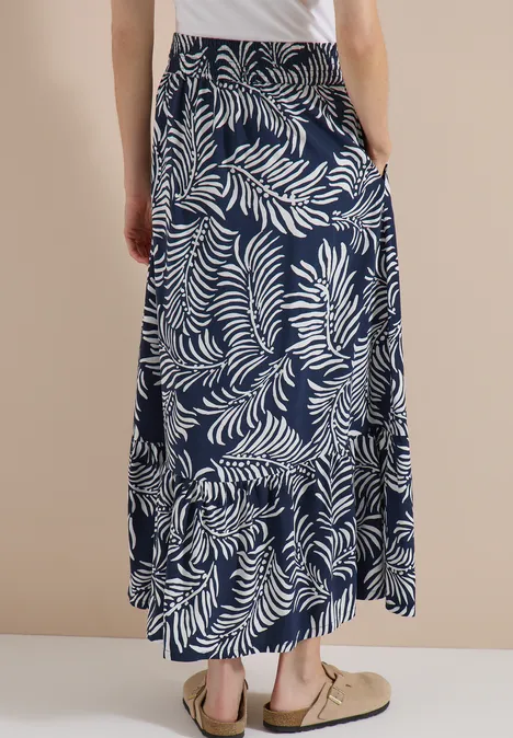 Lange donkerblauwe rok met wit bladmotief, elastische taille en wijdvallend model.