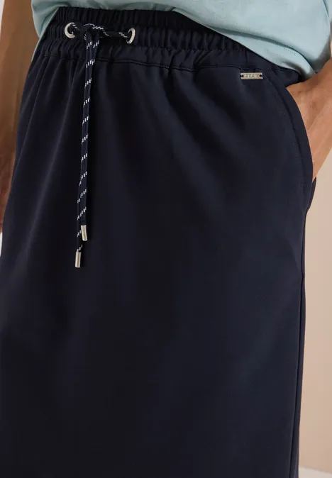 Kniehoge rok met elastische tailleband urban dark blue Een marineblauwe rok met elastische taille, trekkoord, zijzakken en een klein metalen logo.