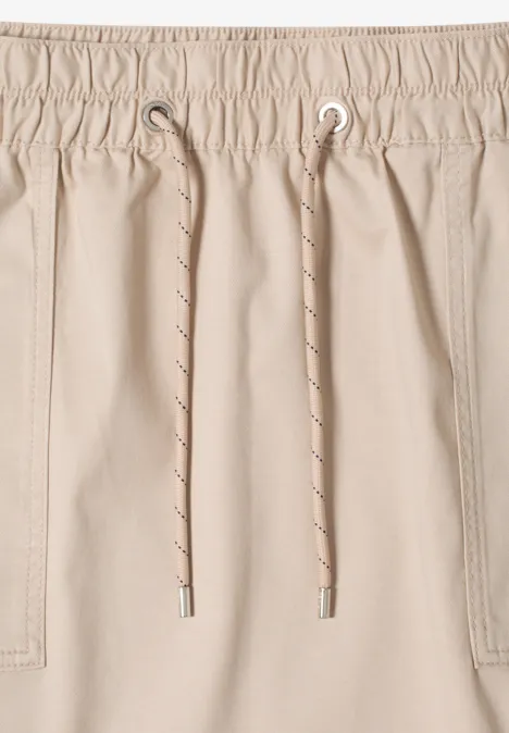 Beige Shorts mit elastischem Bund und Kordelzug.