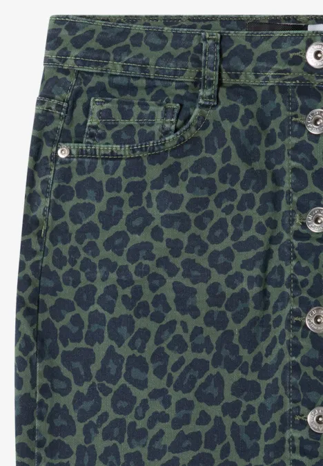 Kniehoge denimrok met luipaardprint dried olive green Groene rok met luipaardprint en knoopsluiting aan de voorkant, getailleerde pasvorm.