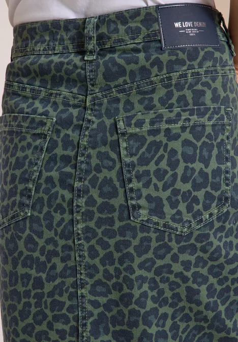 Kniehoge denimrok met luipaardprint dried olive green Groene denimrok met donkere luipaardprint, twee achterzakken en merklabel.