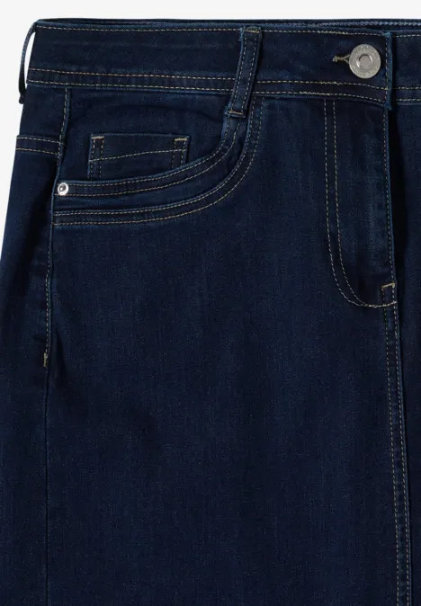 Mini-jupe en denim indigo foncé avec passants de ceinture et coutures visibles.