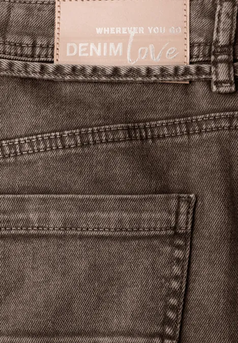 Knielanger Jeansrock mit Tunnelzug truffle brown Nahaufnahme einer Jeans mit Gesäßtasche und Label 'DENIM love'.