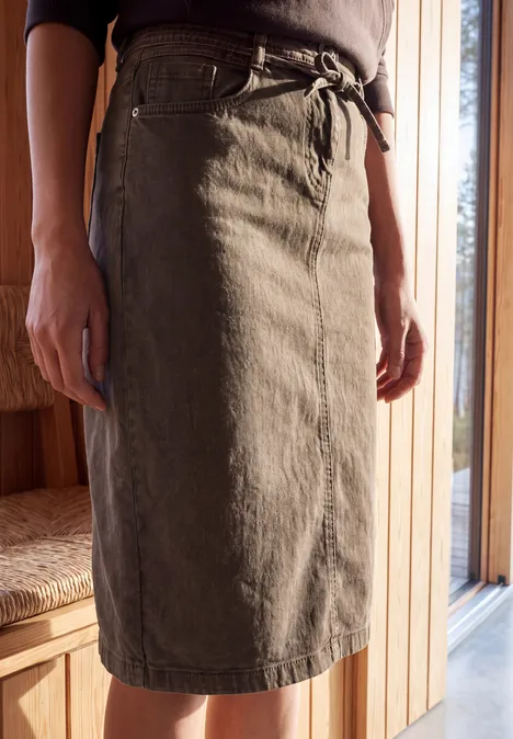 Knielanger Jeansrock mit Tunnelzug truffle brown Eine Person trägt einen knieumspielenden, olivgrünen Jeansrock mit Bindegürtel.