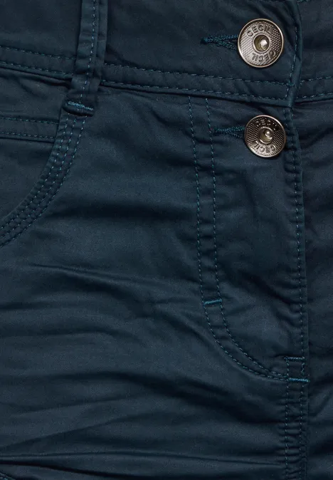 Nahaufnahme einer dunkelblauen Jeans mit zwei Metallknöpfen und Taschen.