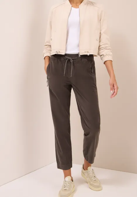 Cordhose im Causal Fit misty taupe