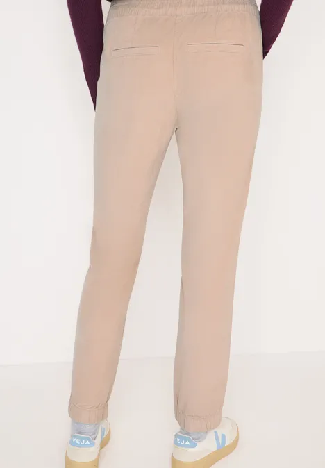 Cordhose im Causal Fit eggshell white