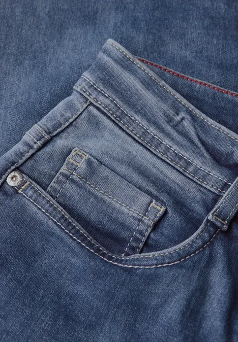 Straight Leg Jeans light blue wash