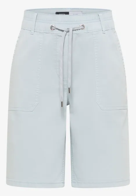 Lichtblauwe knielange short met koordsluiting en opgestikte zakken.