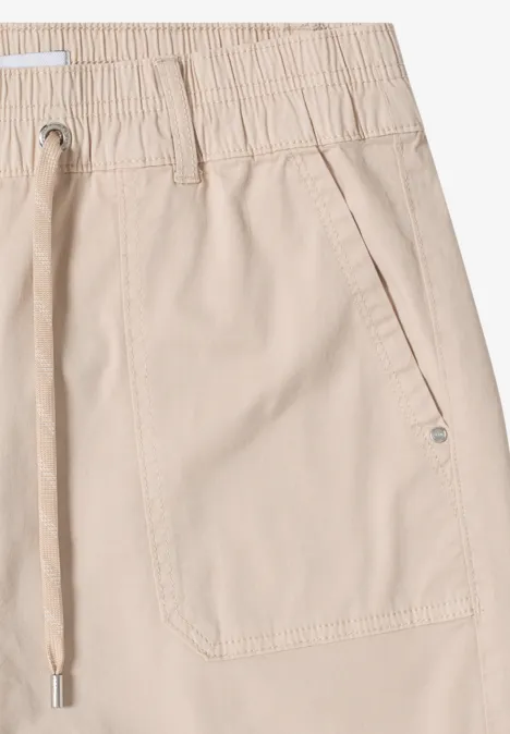 Beige korte broek met elastische taille, trekkoord en zijzak.