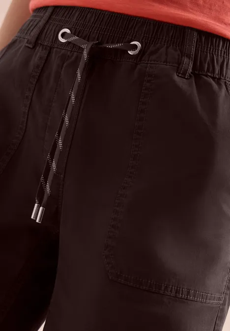 Zwarte broek met elastische taille, koord en zijzak