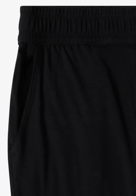 Schwarze Hose mit elastischem Bund und seitlicher Tasche.