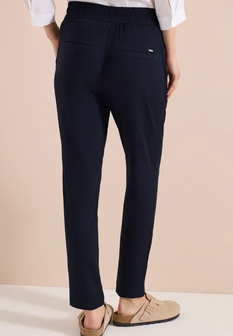 Dunkelblaue, gerade geschnittene Damenhose mit elastischem Bund aus weichem Stoff
