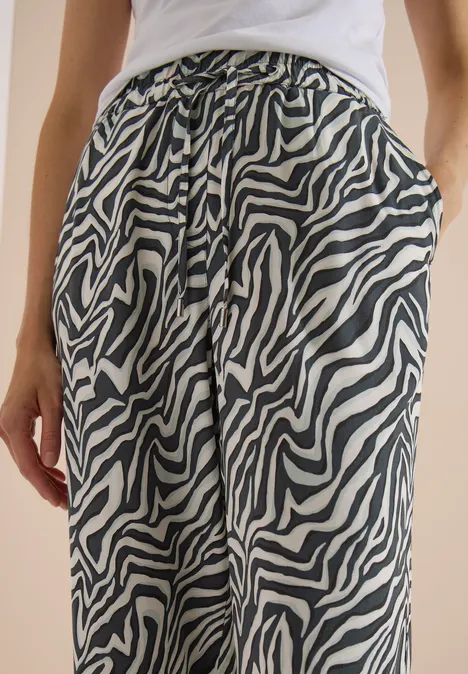 Pantalon Straight Leg avec imprimé zèbre palm breeze green Une personne porte un pantalon zèbre noir et blanc avec cordon de serrage et poches.