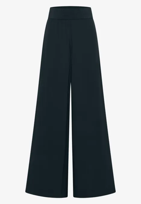 Schwarze weite Hose mit hohem Bund und ausgestellten Beinen.