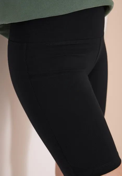 Strakke zwarte fietsbroek met hoge taille, gemaakt van elastische stof voor een sportieve uitstraling.