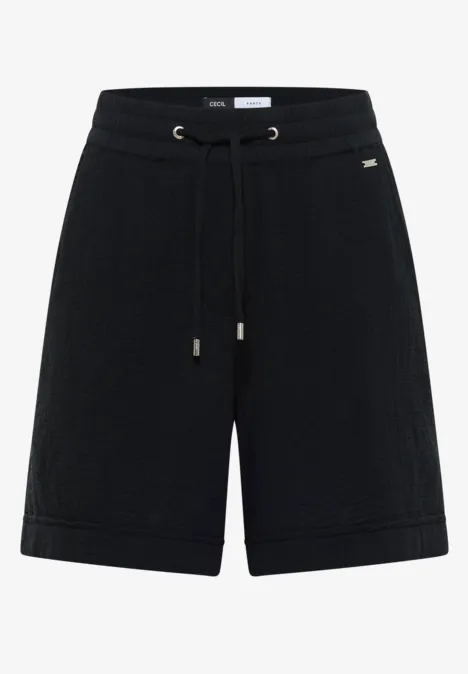 Schwarze, knieumspielende Shorts mit elastischem Kordelzugbund und seitlichen Taschen.