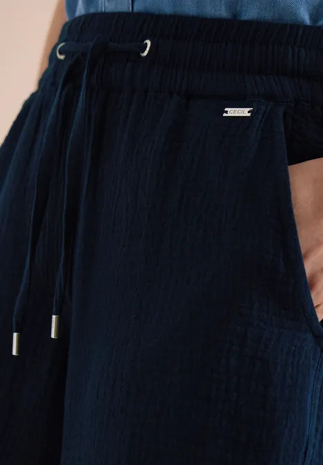 Dunkelblaue Hose mit Tunnelzug und seitlicher Tasche.