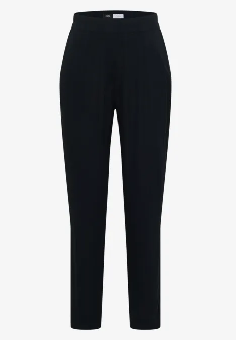 Zwarte, eenvoudige broek met smalle pijpen en elastische taille.
