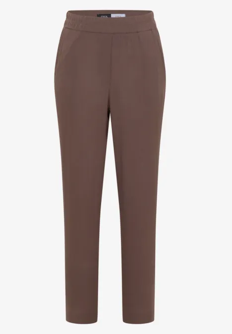 Bruine rechte broek met elastische tailleband.