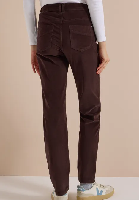Mid Waist Slim Leg Hose im Slim Fit truffle brown Rückansicht: Frau in brauner Cordhose mit Gesäßstaschen, weißem Top und Sneakern.