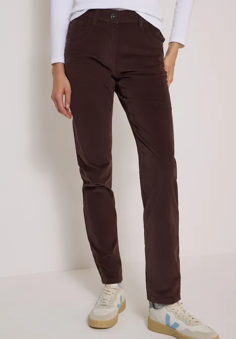 Mid Waist Slim Leg Hose im Slim Fit truffle brown Braune Cordhose mit geradem Schnitt, kombiniert mit weißen Sneakern.