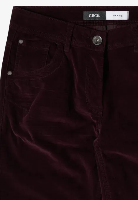 Pantalon en velours côtelé bordeaux avec poches devant, bouton et étiquette de marque.
