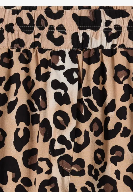 Nahaufnahme eines beige-schwarzen Leopardenmusters auf Stoff.