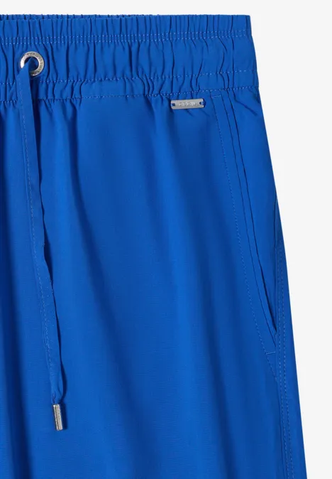 Blaue Sport-Shorts mit elastischem Bund und Kordelzug.