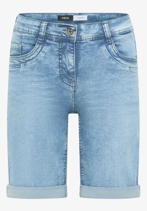 Helle Denim-Bermuda-Shorts mit aufgerollten Säumen, Fronttaschen, Gürtelschlaufen und Knopfverschluss.