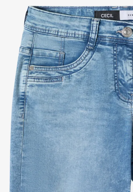 Nahaufnahme einer hellblauen Jeans mit Markenlabel und Taschen.