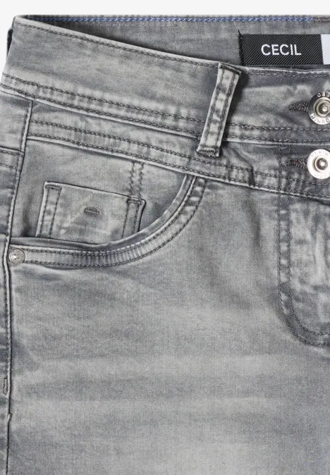 Close-up van een grijze denimjeans van CECIL met zakken en knopen.