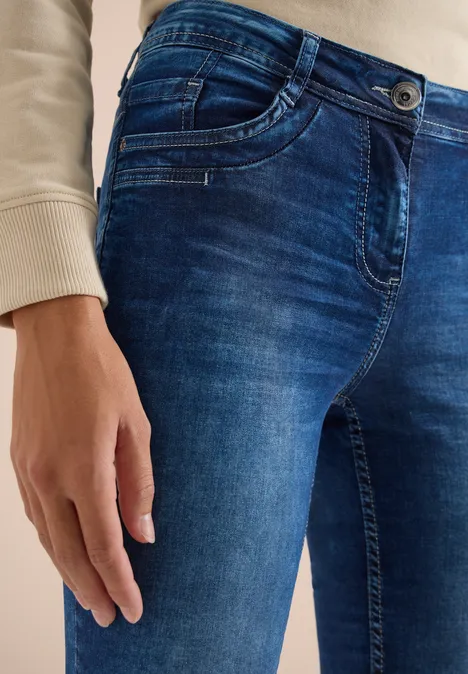 3/4 Slim Leg jeans in casual fit mid blue used wash