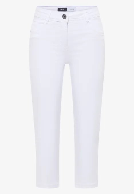 Witte damescapri met smalle pasvorm, tailleband, knoopsluiting en riemlussen.