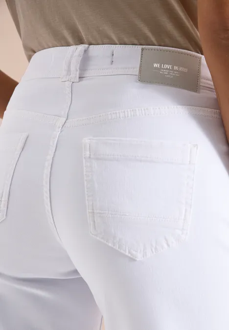 Wide Leg Jeans mit Patch Pockets White Enge weiße Jeans in der Rückenansicht von Taille bis Oberschenkel.