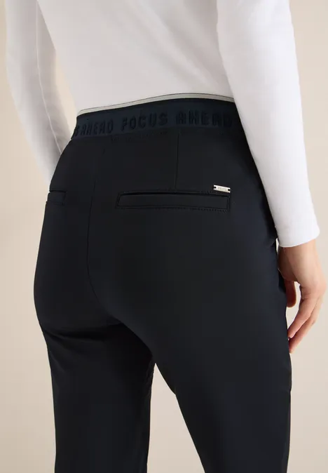 Hose im Causal Fit universal blue