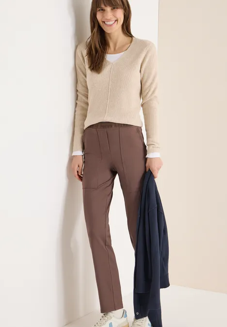 Hose im Causal Fit urban taupe
