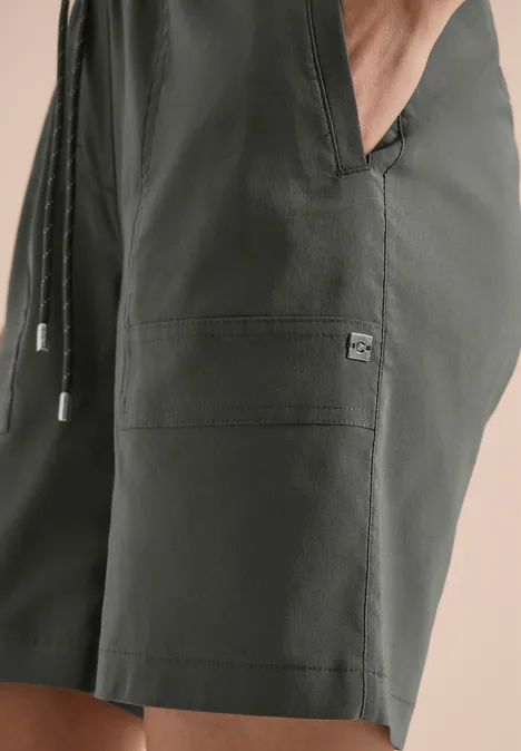 Straight Legs shorts in een Loose Fit clear khaki Donkergroene zwembroek met koord en zijzak, knielang, licht materiaal.