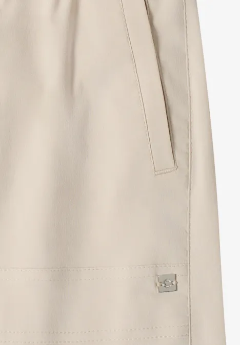 Straight Legs shorts in een Loose Fit grain beige Beige kledingstuk met zijzak, zichtbare stiknaden en klein metalen label.