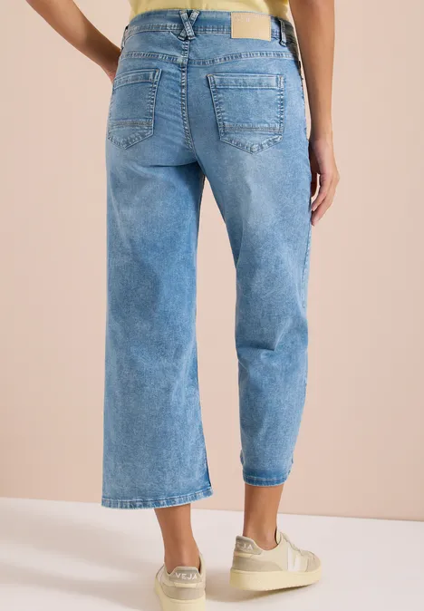 7/8 Wide Leg Jeans im Slim Fit light blue washed Rückansicht einer Person in hellblauen, weiten, knöchellangen Jeans mit Sneakern.
