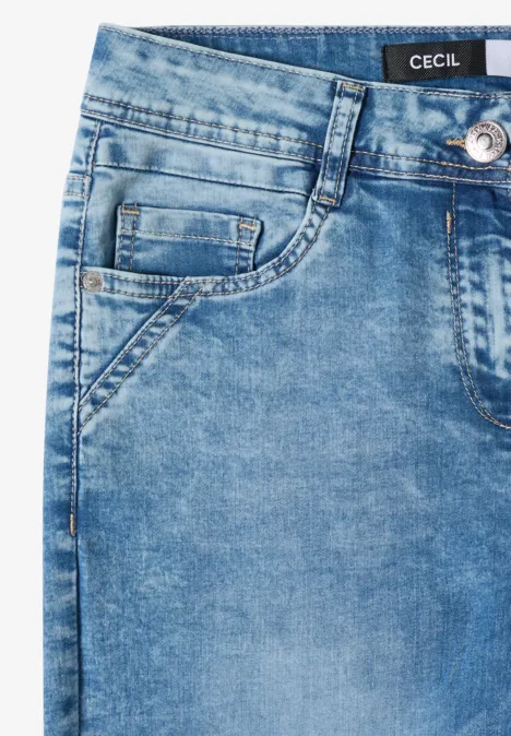 7/8 Wide Leg Jeans im Slim Fit light blue washed Nahaufnahme einer blauen Jeanshose mit Taschen und Label.