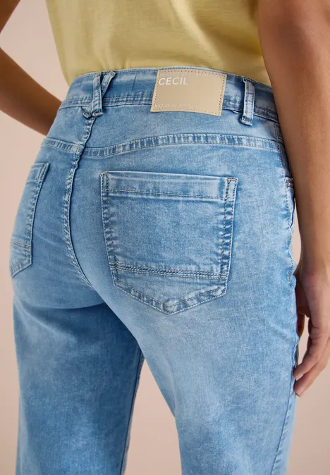 7/8 Wide Leg Jeans im Slim Fit light blue washed Rückansicht einer Person in hellblauen Jeans und gelbem Oberteil.