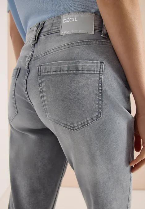 3/4 Slim Leg Jeans im Casual Fit mid grey used wash Nahaufnahme eines Hinterteils in grauen, leicht verwaschenen CECIL-Jeans.