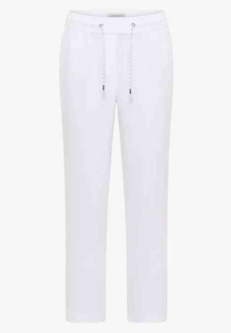Weiße Jogginghose mit Kordelzug und seitlichen Taschen.
