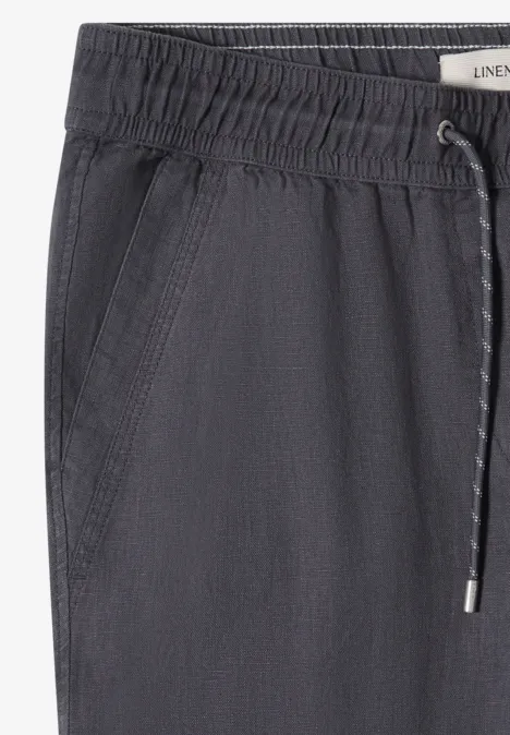 Dunkelgraue Jogginghose mit elastischem Bund, Kordelzug und seitlichen Taschen.