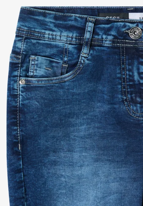 Dunkelblaue Jeans mit sichtbarer Fronttasche, Gürtelschlaufen und Metallknopf